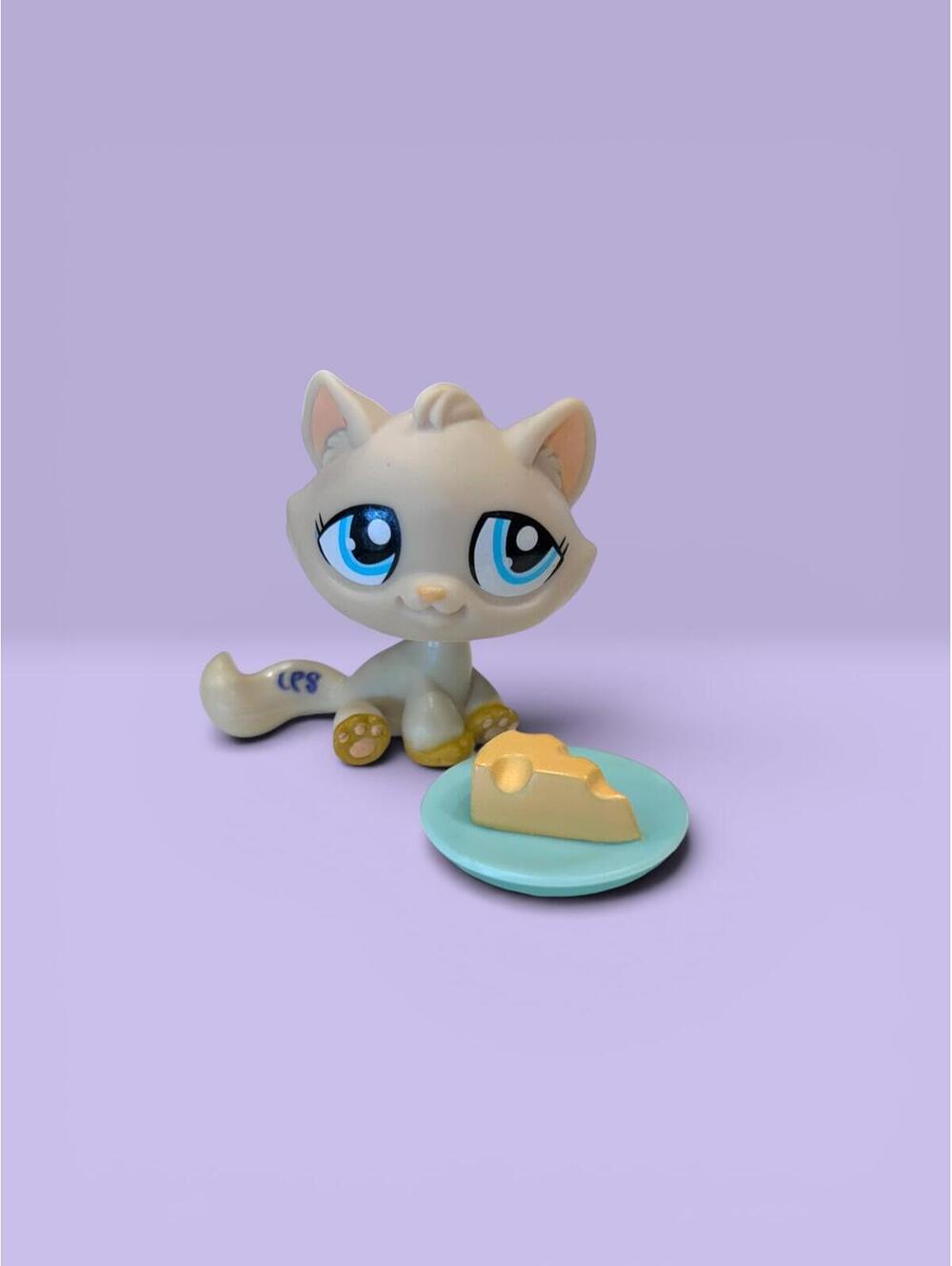 Littlest Pet Shop #1364 Sitting Tabby Cat with Cheese accessory LPS